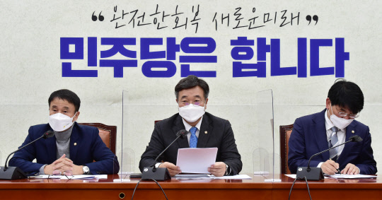 윤호중(가운데) 민주당 원내대표가 30일 국회에서 열린 원내대책회의에서 발언하고 있다. <국회사진기자단=연합뉴스>